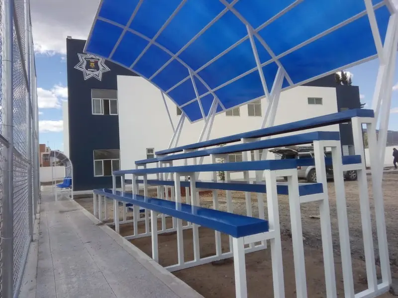 Grada deportiva 35 personas techo curvo policarbonato