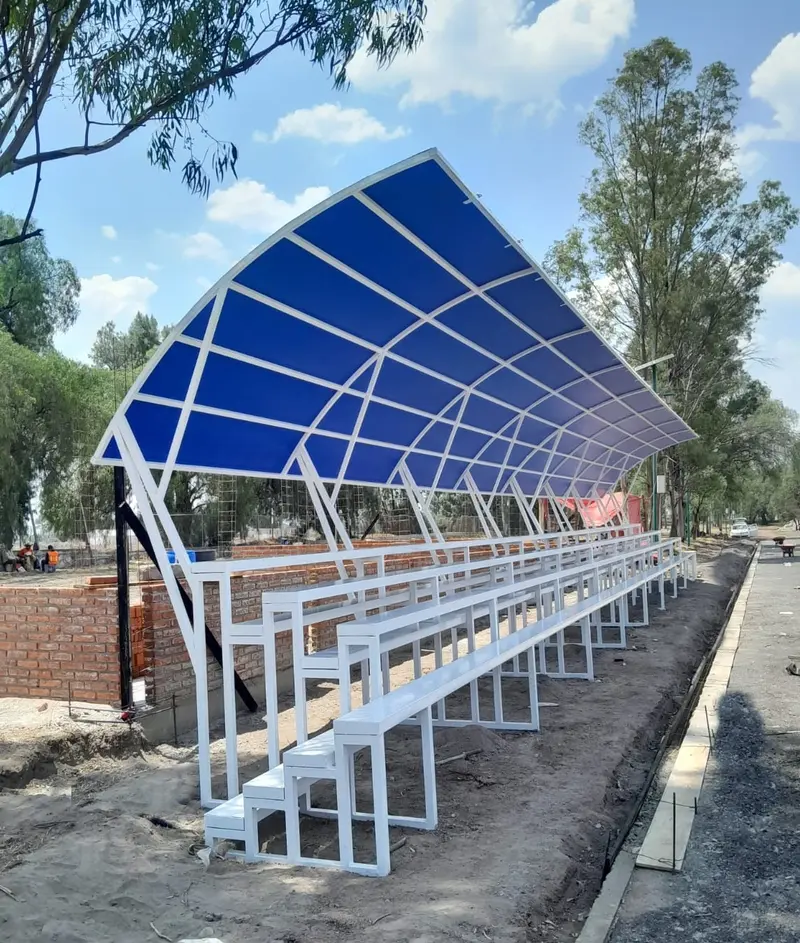 Grada 75 personas techo policarbonato