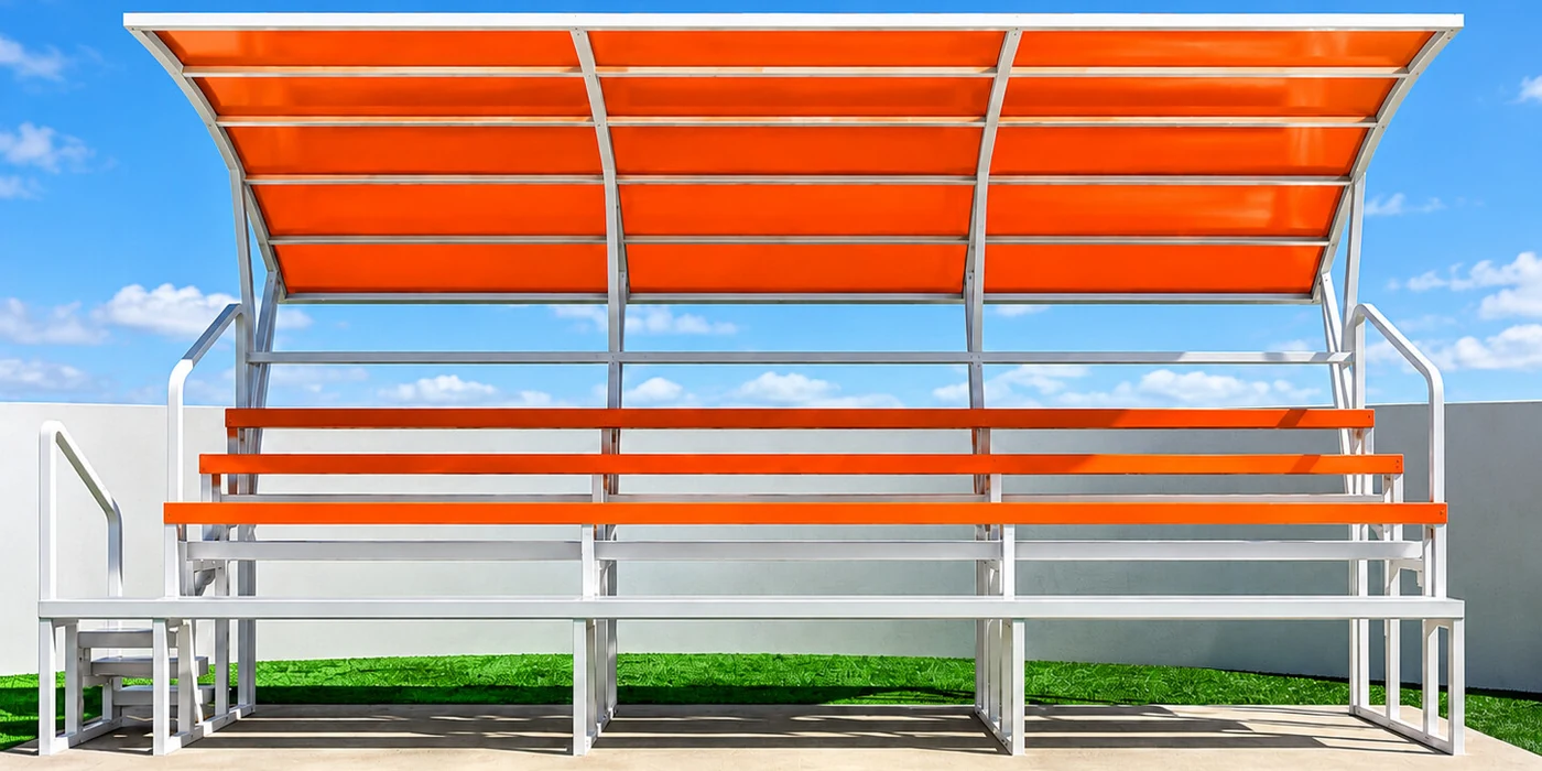 Grada ProSport 50 personas con respaldo, barandales y escaleras, techo curvo naranja (imagen ilustrativa)